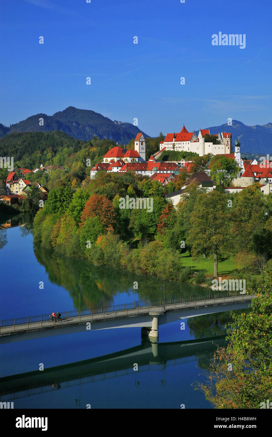 Germany, Bavaria, vue de la vieille ville de Füssen à travers la rivière Lech, 'Hohes Schloss' (château), Monastère de Sankt Mang, Préalpes de l'Allgäu, Lechsteg, Banque D'Images