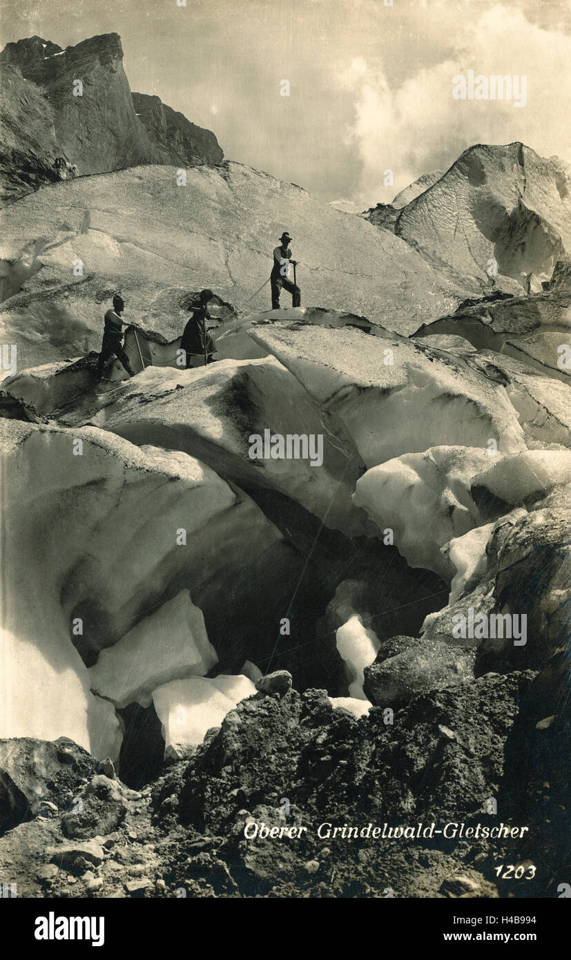 Carte postale, historique, le haut du Glacier de Grindelwald, alpiniste, alpinistes, Grindelwald, Suisse, les Alpes Bernoises, b/w, Banque D'Images