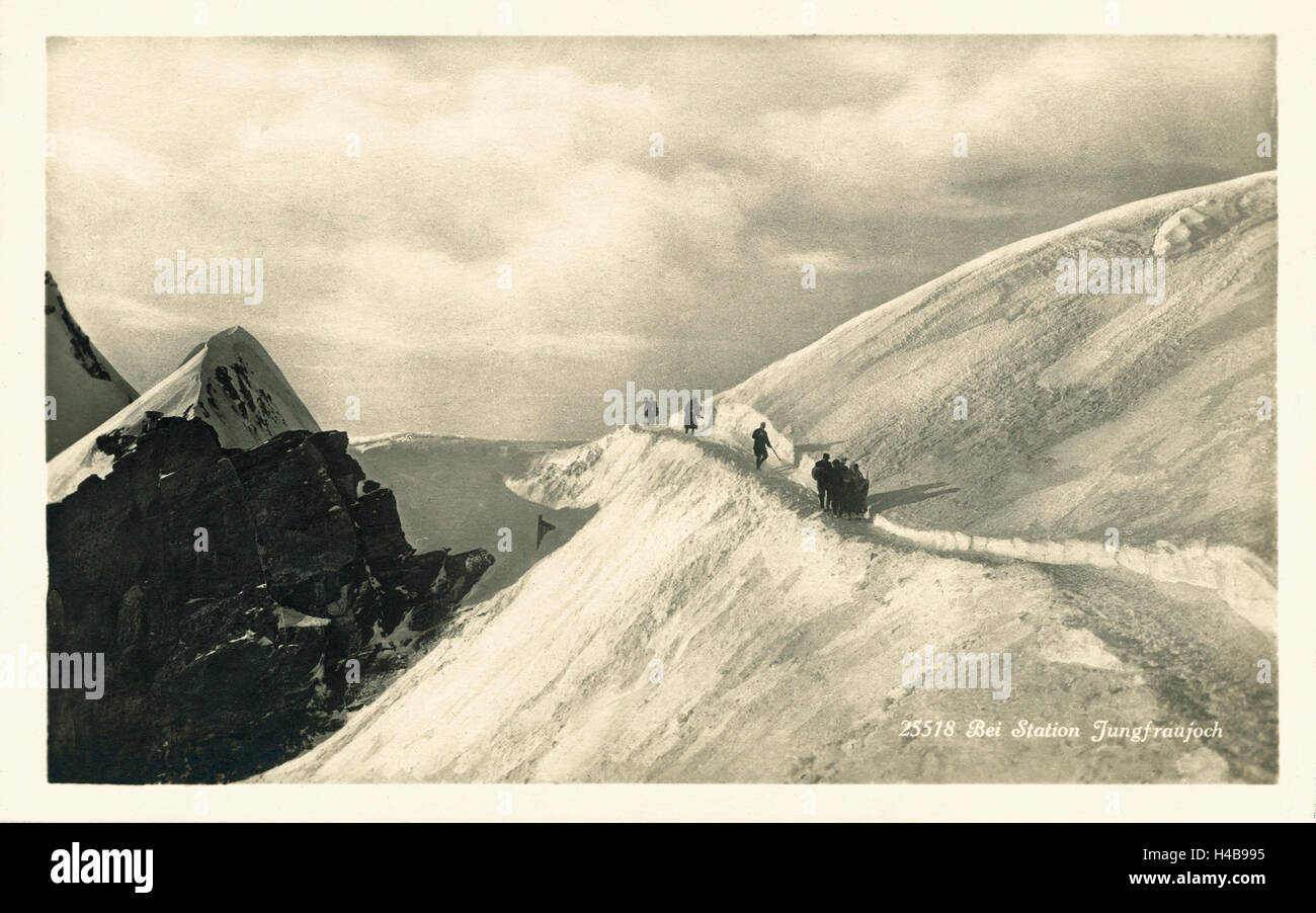 Carte postale, historique, alpiniste dans le Jungfrauenjoch mountain, hiver, la Suisse, les Alpes Bernoises, b/w, Banque D'Images
