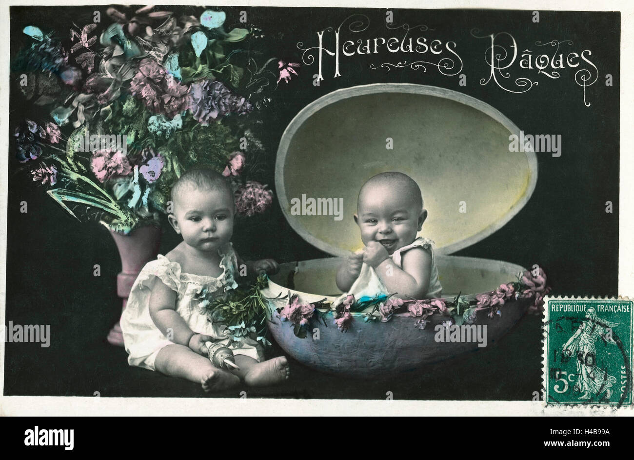 Carte postale, historique, deux bébés, oeufs, fleurs, félicitations, Joyeuses Pâques !, Banque D'Images