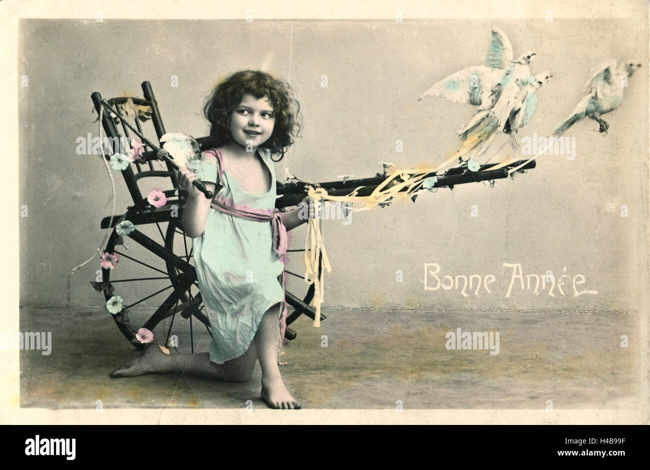 Carte postale, historique, petite fille, de transport, d'oiseaux, bandes, voeux, Bonne Année, Banque D'Images