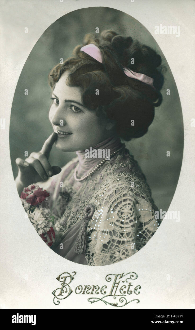 Carte Postale Historique Jeune Femme Fleurs Geste Portrait Souhaits D Anniversaire Bonne Fete Photo Stock Alamy