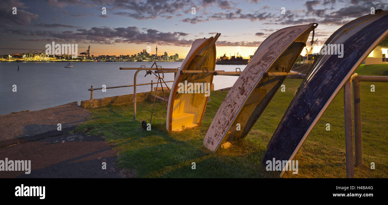 Stanley Bay, vieux bateaux, crépuscule, l'horizon de l'île du nord, Auckland, Nouvelle-Zélande Banque D'Images