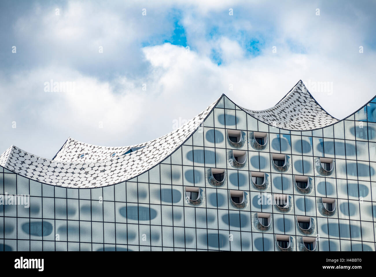 Façade en verre, l'Elbe Philharmonic Hall, ciel nuageux, HafenCity, Hambourg, Allemagne Banque D'Images
