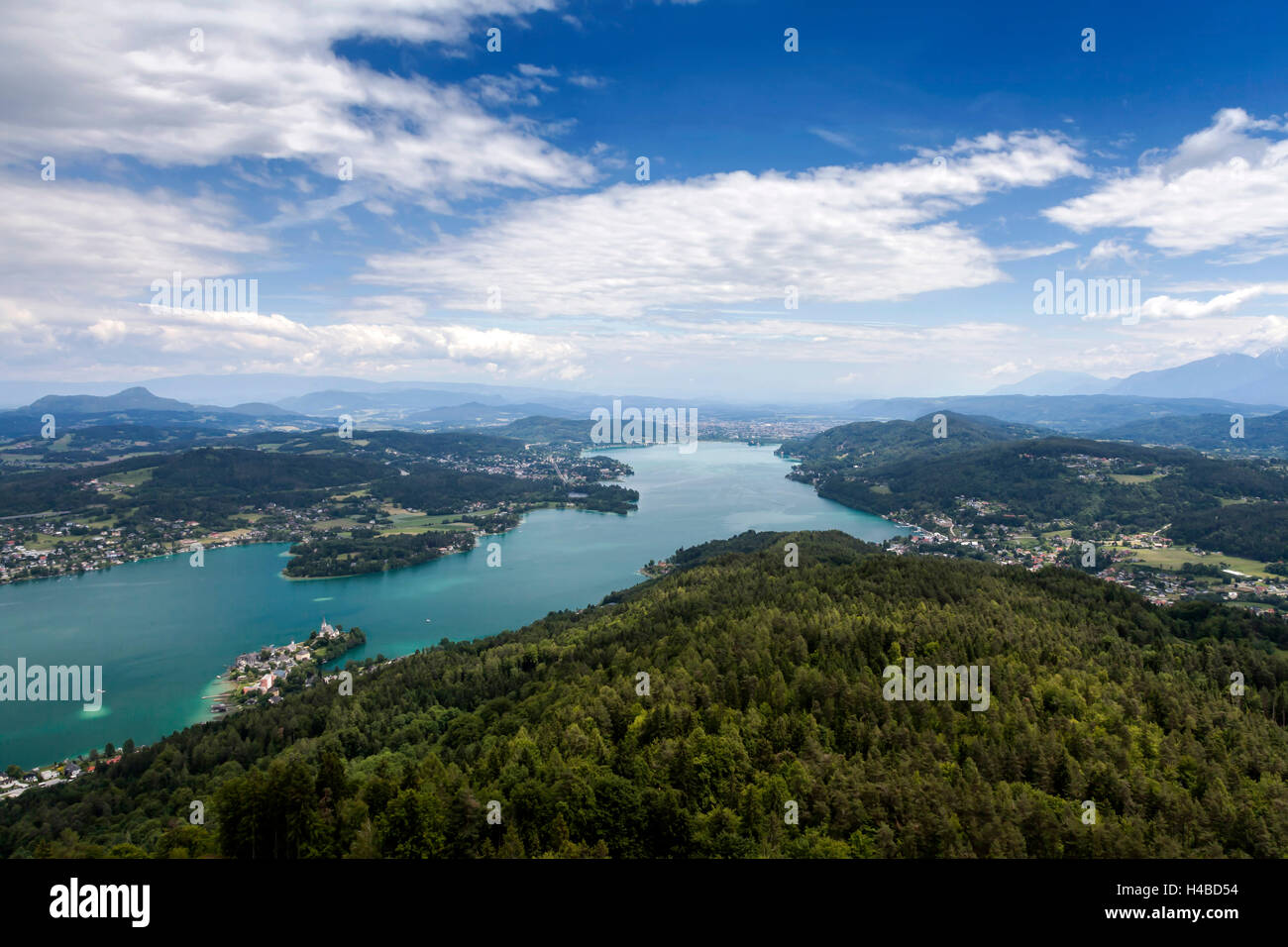 Vue depuis la tour d'observation Pyramidenkogel sur le Wörthersee Banque D'Images