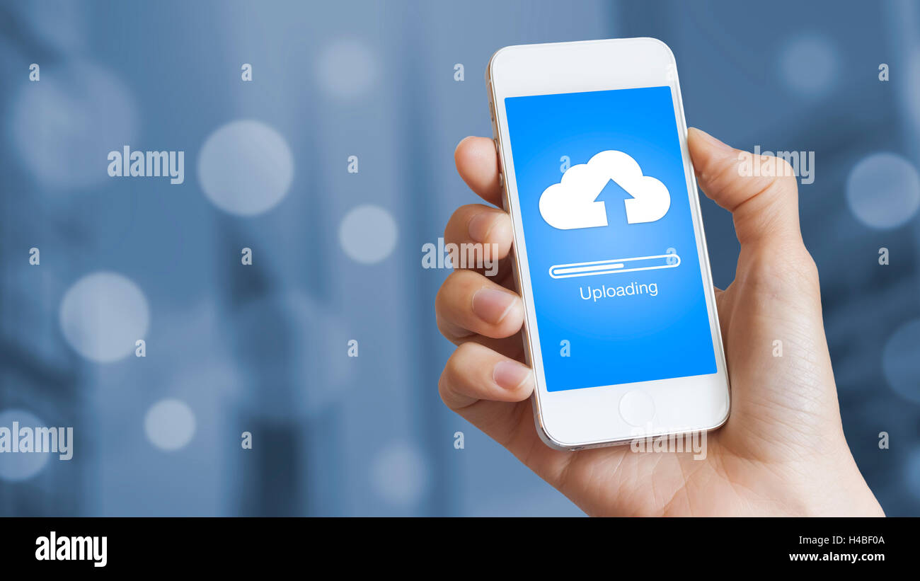 Télécharger Cloud à partir d'un téléphone portable pour stocker des données sur le serveur. Banque D'Images