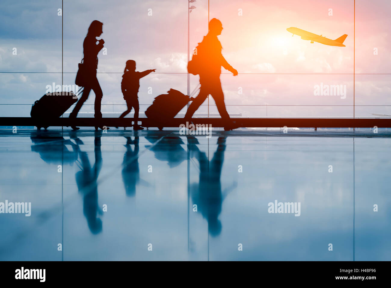 Silhouette de jeune famille et d'avion à l'aéroport Banque D'Images