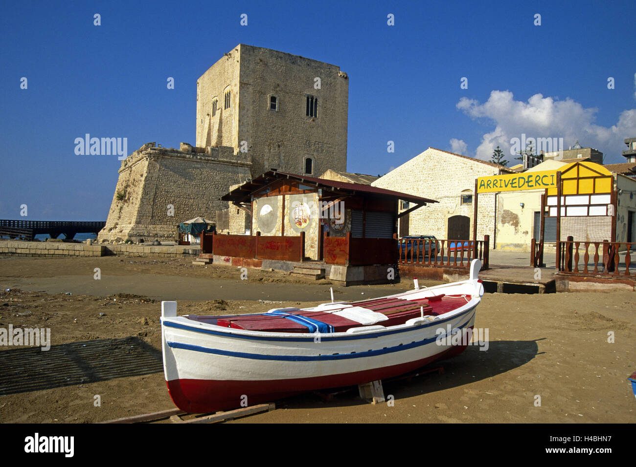 Italie, Sicile, Pozzallo, bateau, plage, Torre Cabrera, Banque D'Images