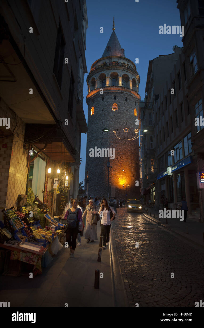 La Turquie, Istanbul, Beyoglu, Galataturm, Galata Kulesi, rue, passant, dans la soirée, Banque D'Images