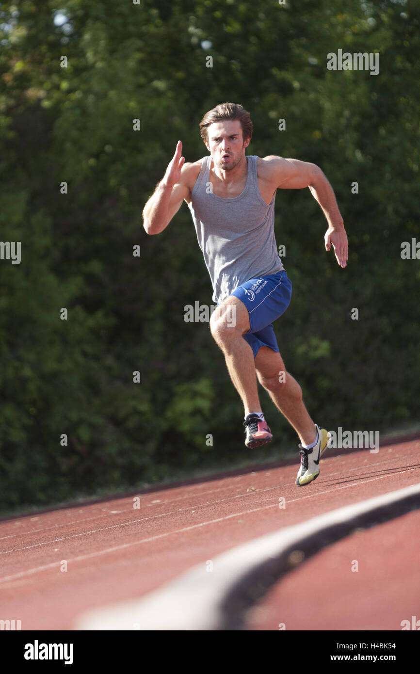 Runner sur une piste cendrée rouge, l'homme, Banque D'Images