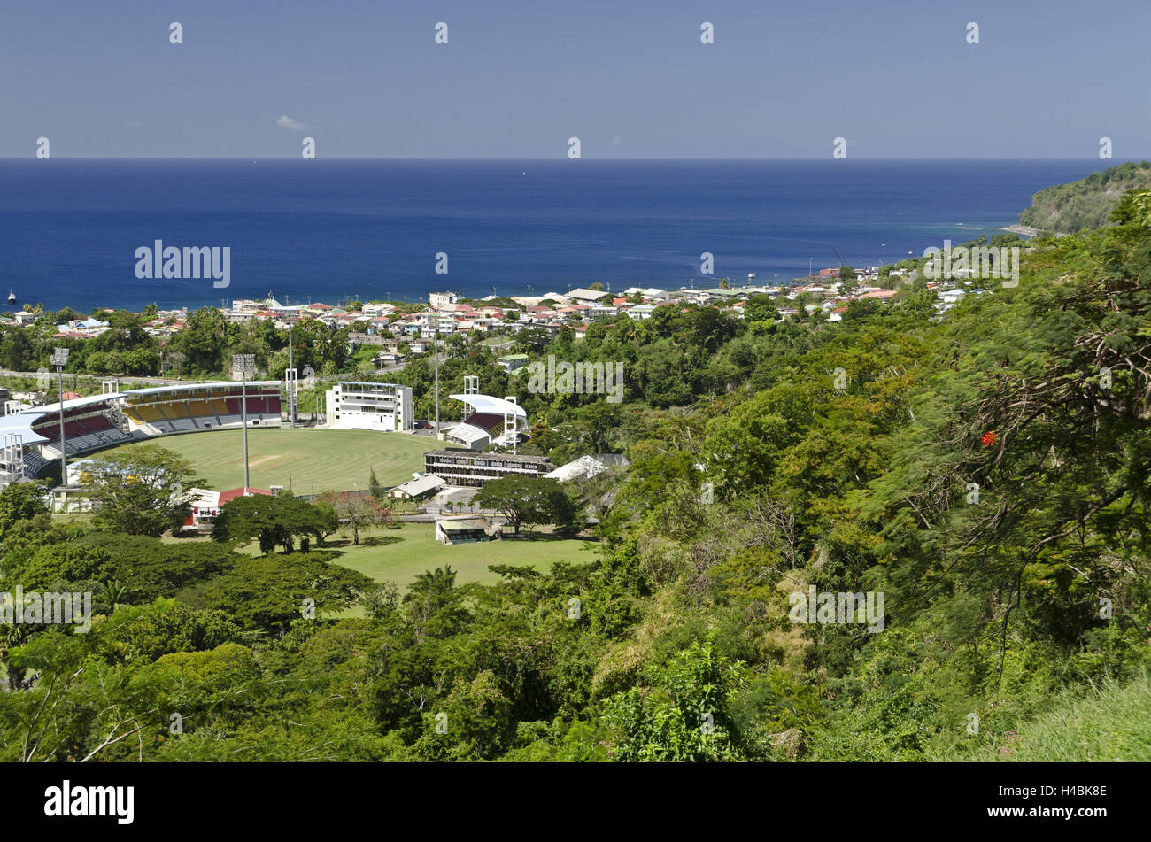 Dans les Caraïbes, la DOMINIQUE, Roseau, paysage urbain, par le haut, terrain de cricket, Banque D'Images