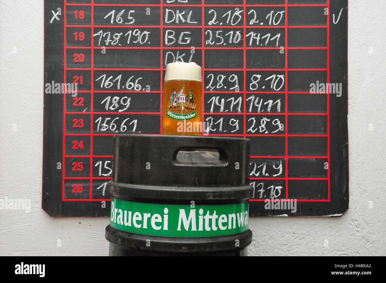 Germany, Bavaria, Mittenwald, brasserie, protocole d'échéance, de la bière, du fourreau, beer mug Banque D'Images