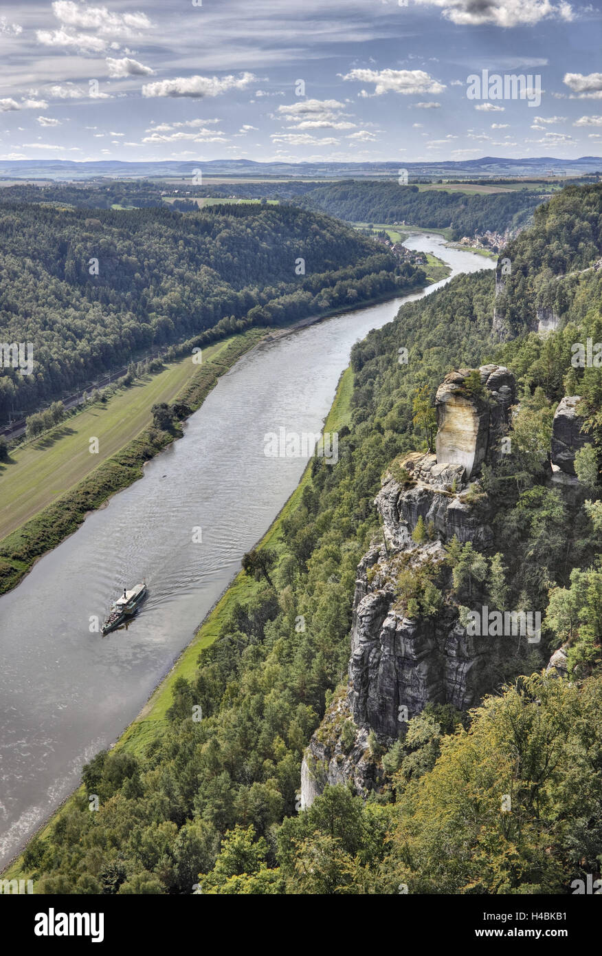 Allemagne, Saxe, Rathen, Elbe, rock, paddle wheeler, vue de la Bastei à la vallée de l'Elbe, ville de Wehlen en arrière-plan, Banque D'Images