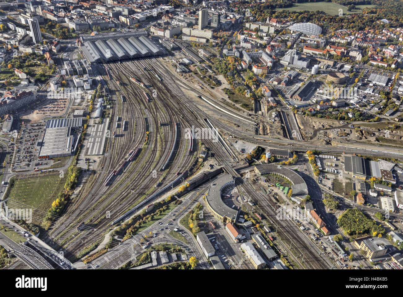 Allemagne, Saxe, Leipzig, station de chemin de fer, les voies, les trains, moteur des hangars, maisons, d'en haut, vue aérienne, Banque D'Images
