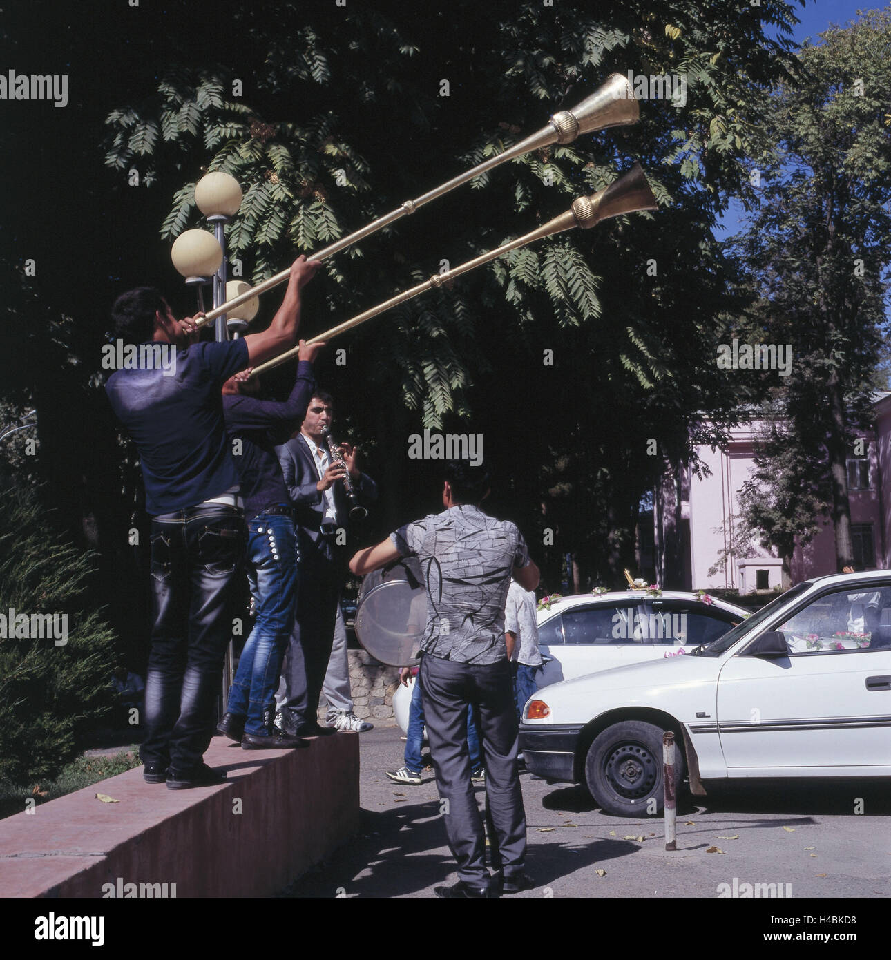 Le Tadjikistan, Duschanbe, les hommes avec des instruments de musique traditionnels, Karnays, Banque D'Images