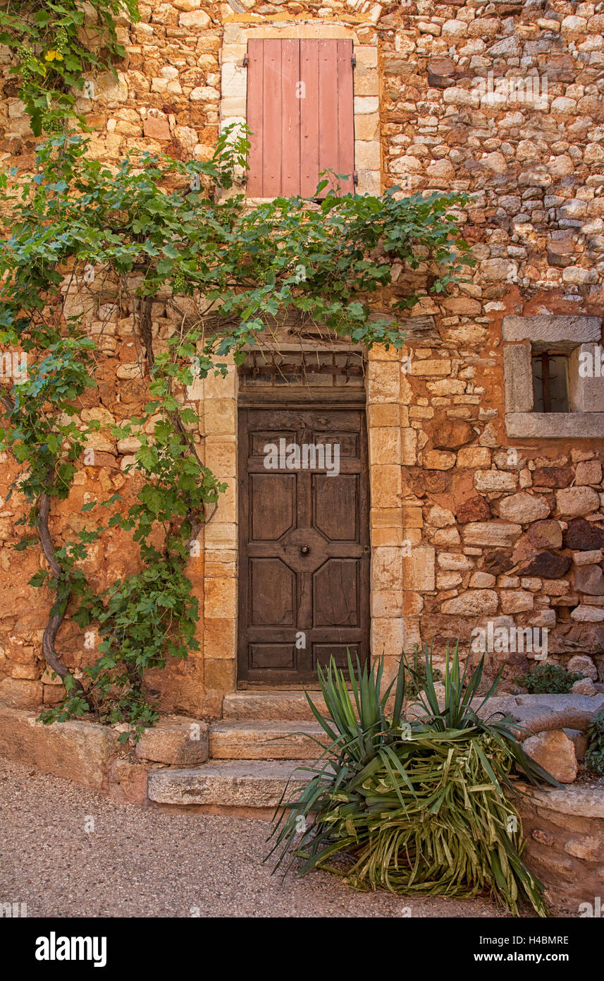Vieille porte et façade de maison en Provence Banque D'Images