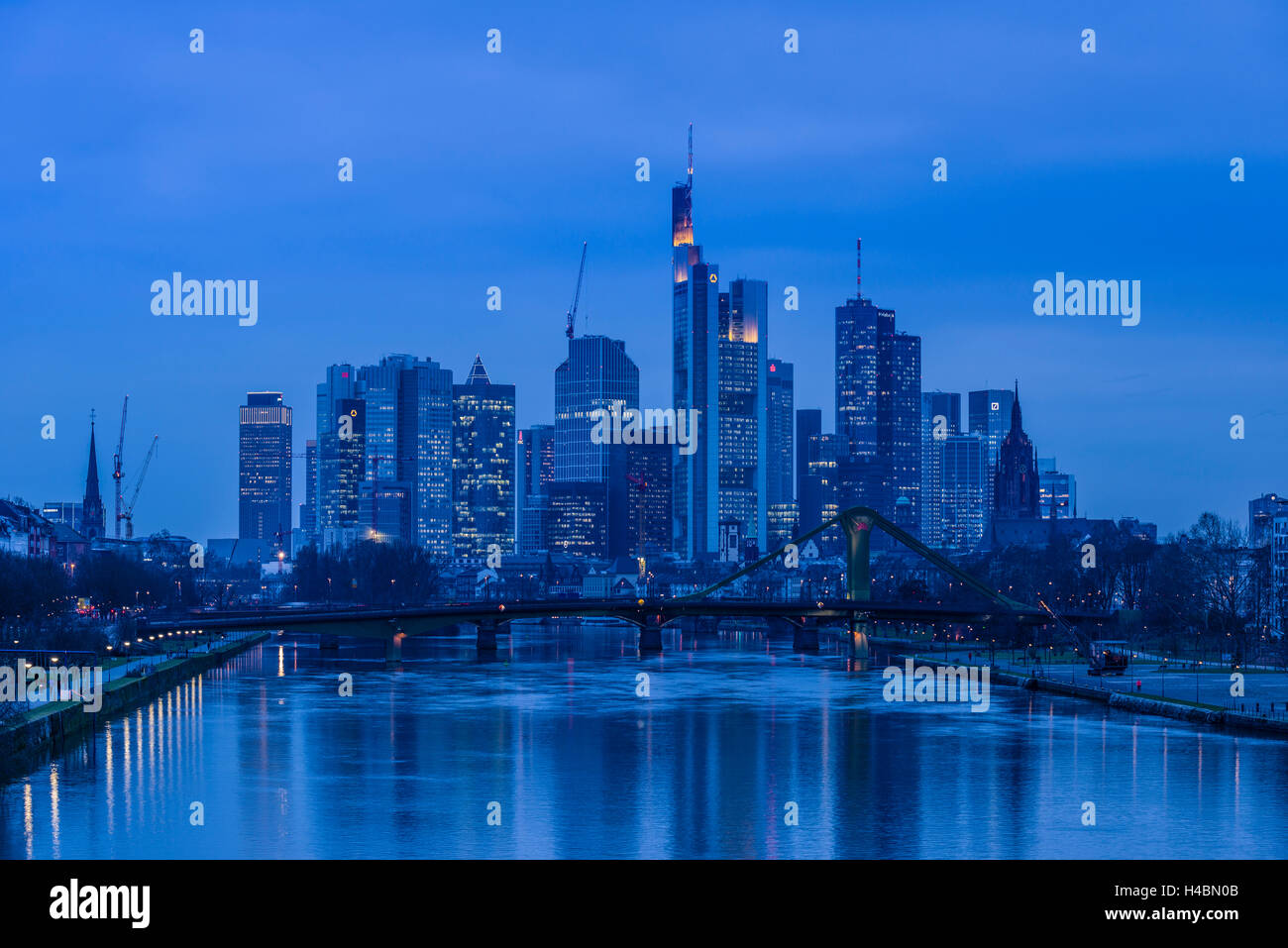 Allemagne, Hesse, le Rhin-région, Frankfurt am Main, le principal, Skyline, Flößerbrücke bridge et de la cathédrale, vue de Deutschherrnbrücke Banque D'Images