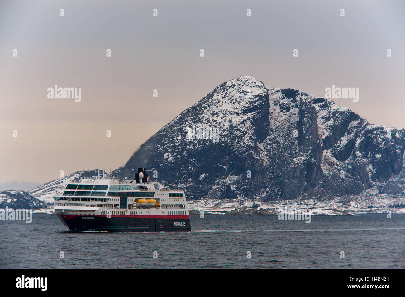 Hurtigruten MS Midnatsol, bateau, mer, montagnes, hivers, la neige, l'Arctique, le nord du pays, le nord de la Norvège, la Norvège Banque D'Images