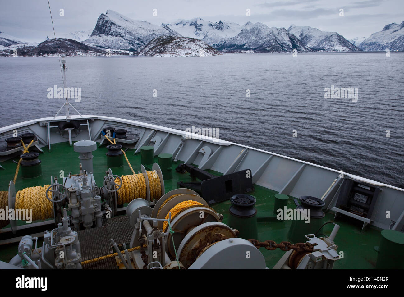 Hurtigruten de bateau, la mer, les montagnes, les hivers, la neige, l'Arctique, le nord du pays, le nord de la Norvège, la Norvège Banque D'Images