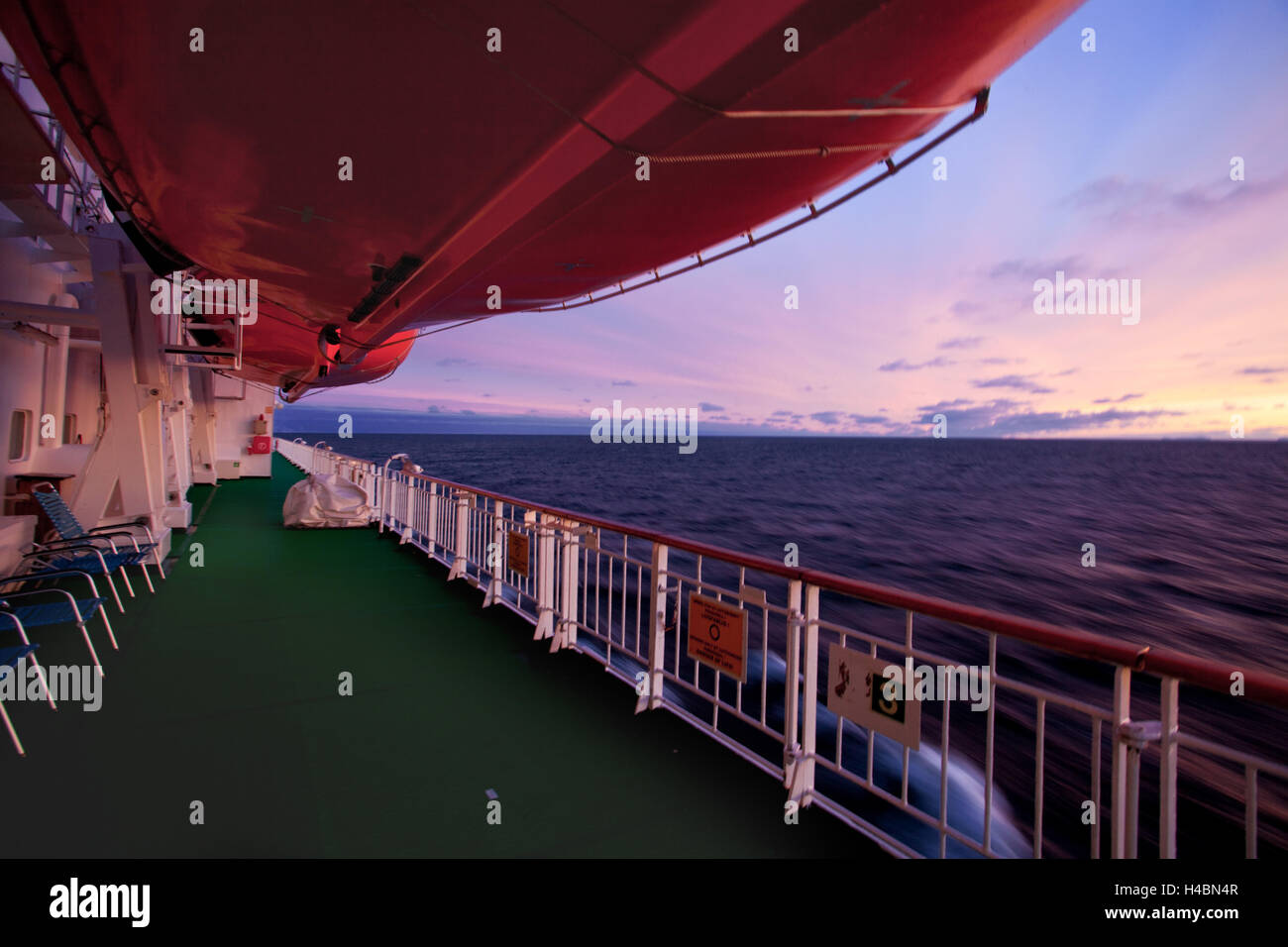 Le coucher du soleil, l'Hurtigruten de bateau, mer, montagnes, hivers, l'Arctique, en Norvège Banque D'Images