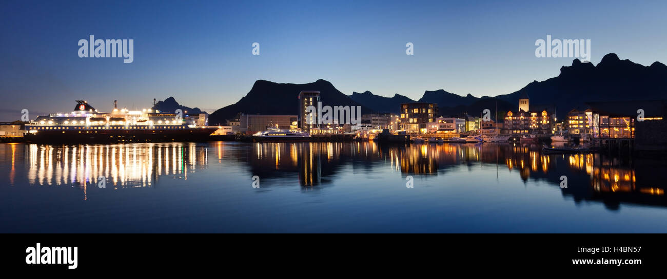 Svolvær, nuit, port, ville, navire, illuminateded, Austvagoya, Lofoten, Norvège Banque D'Images