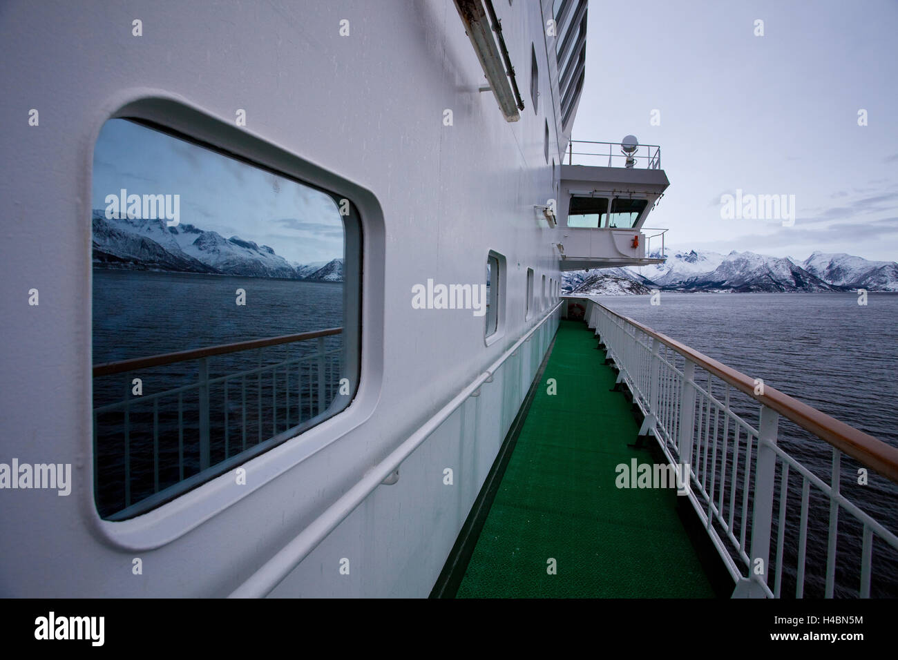 Mme Richard, Hurtigruten avec, d'un navire, la mer, les montagnes, l'hiver, la neige, l'Arctique, le nord du pays, le nord de la Norvège, la Norvège Banque D'Images