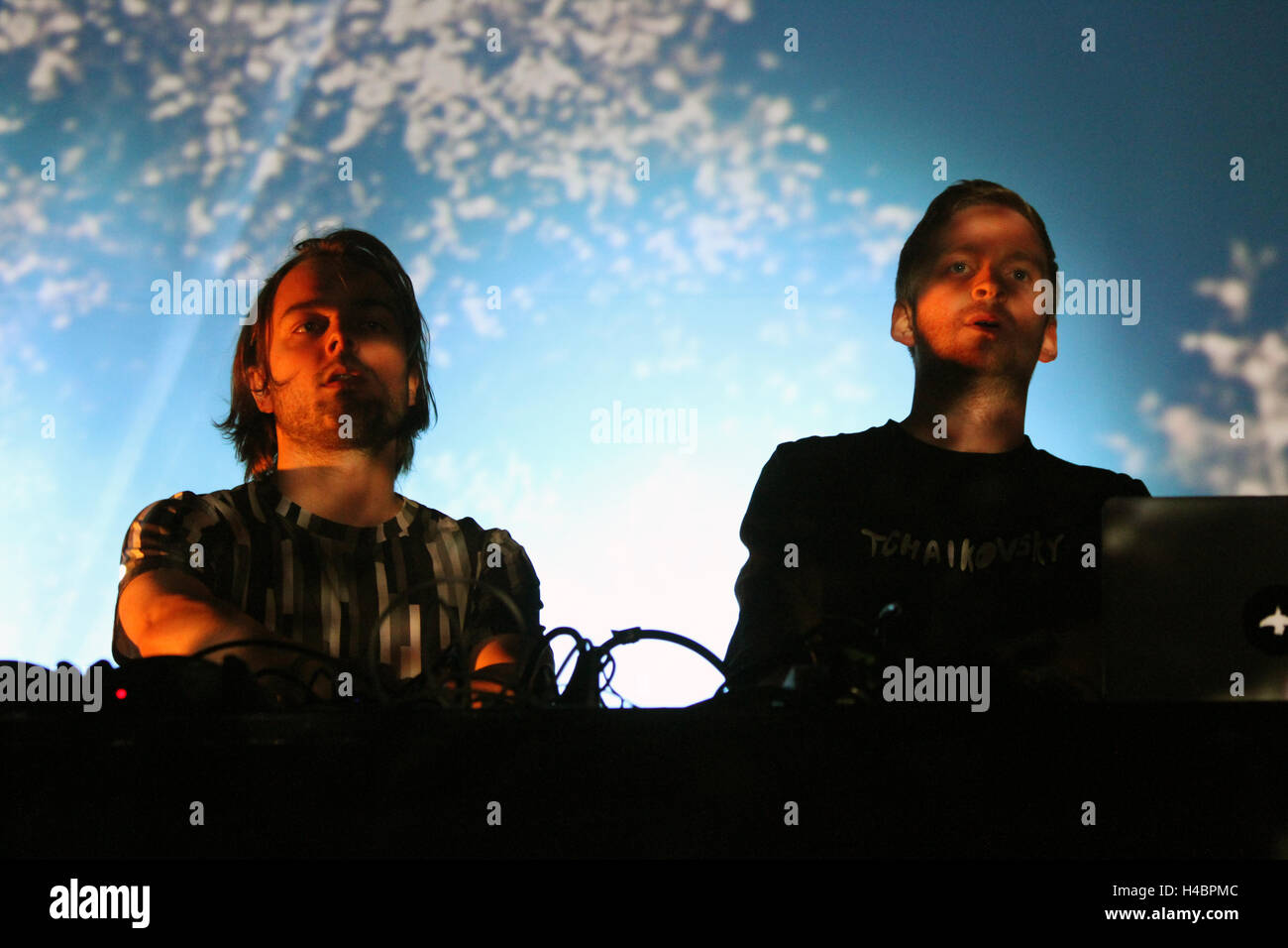 Duo islandais Kiasmos en prestation au festival de musique Colours of Ostrava, République tchèque, 15 juillet 2016. Banque D'Images