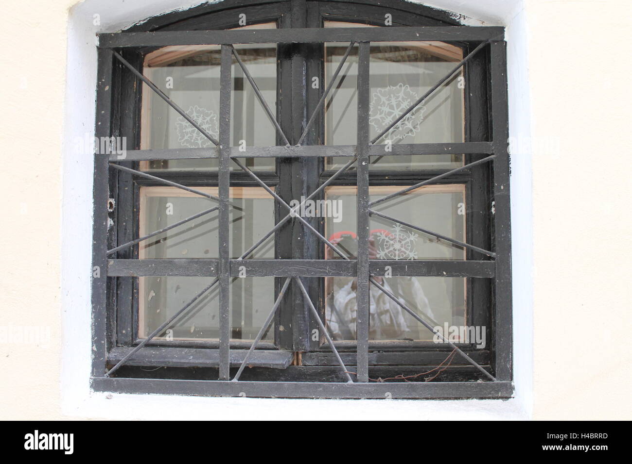 Formulaire de passage de style rétro petite fenêtre, verre partagé sur quatre parties, couverts en métal noir décor grille et protection Banque D'Images