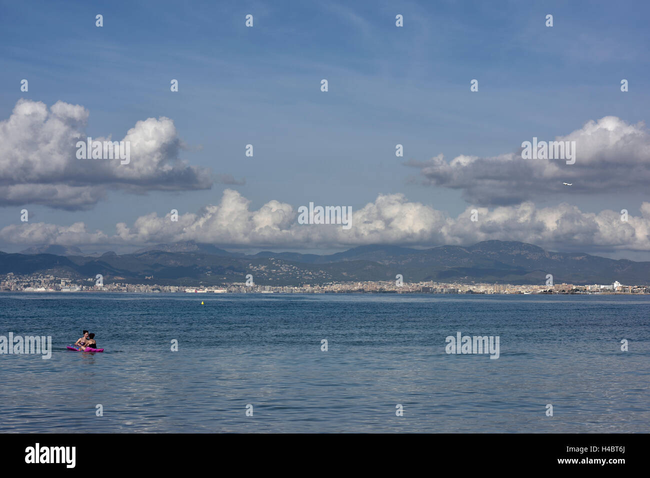 Fille avec matelas sur l'eau, l'île de Majorque, Espagne, Europe Banque D'Images