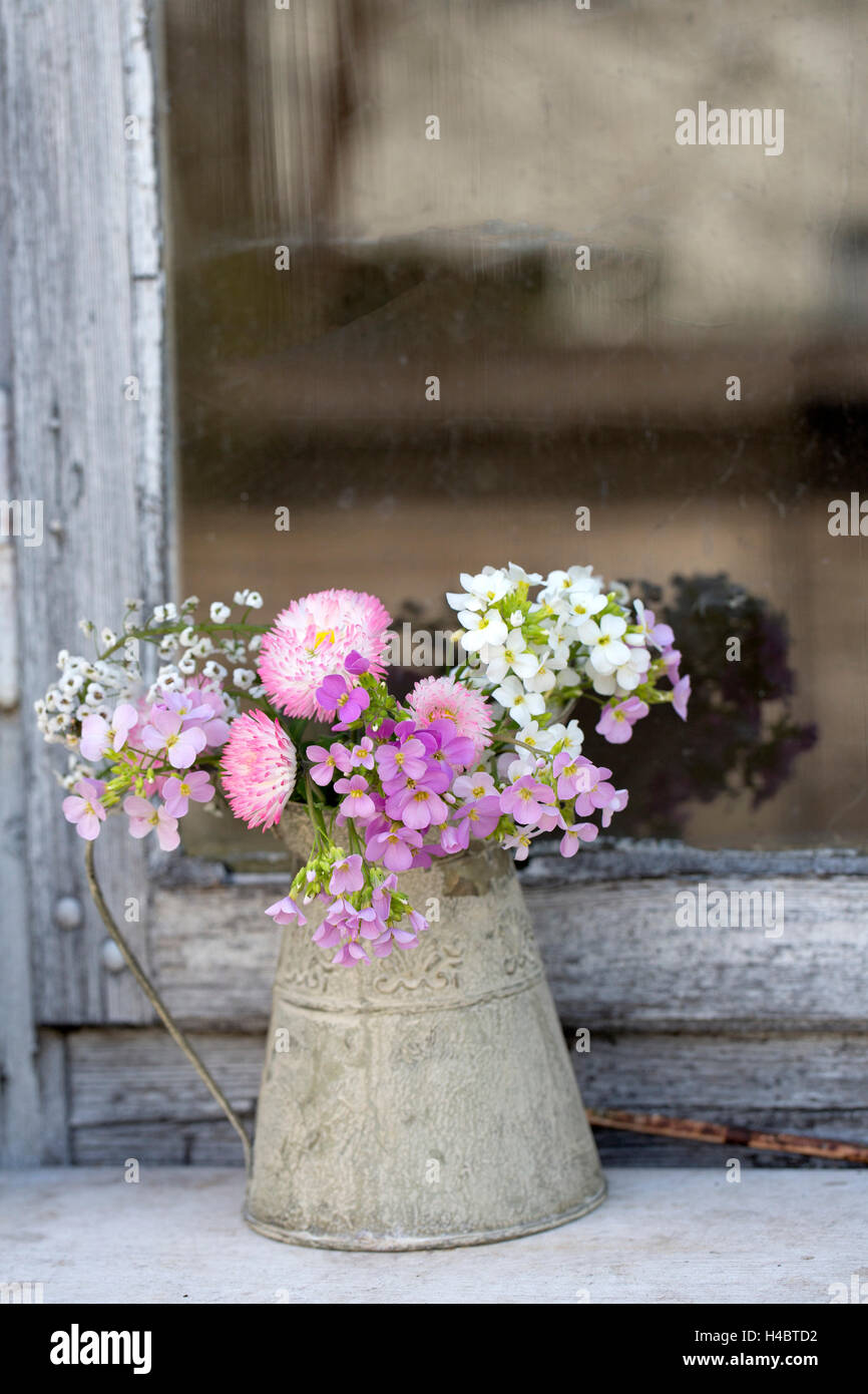 Bouquet de fleurs de printemps en pot métal Banque D'Images