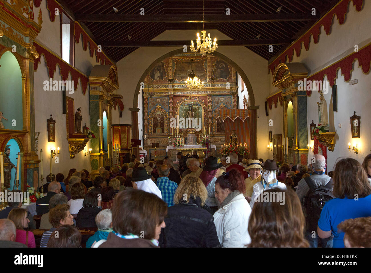 La messe dans l'église paroissiale, la Romeria de San Antonio Abad, Arona, Tenerife, Canaries, l'Europe Banque D'Images