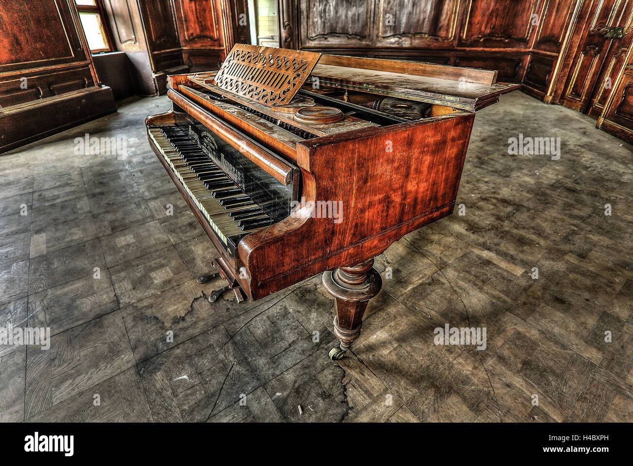 Ancienne chambre avec piano Photo Stock - Alamy