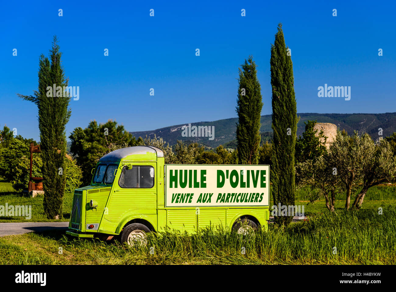 France, Provence, Vaucluse, Coustellet, olive, dispositif van Citroën Type H, véhicule publicitaire Banque D'Images