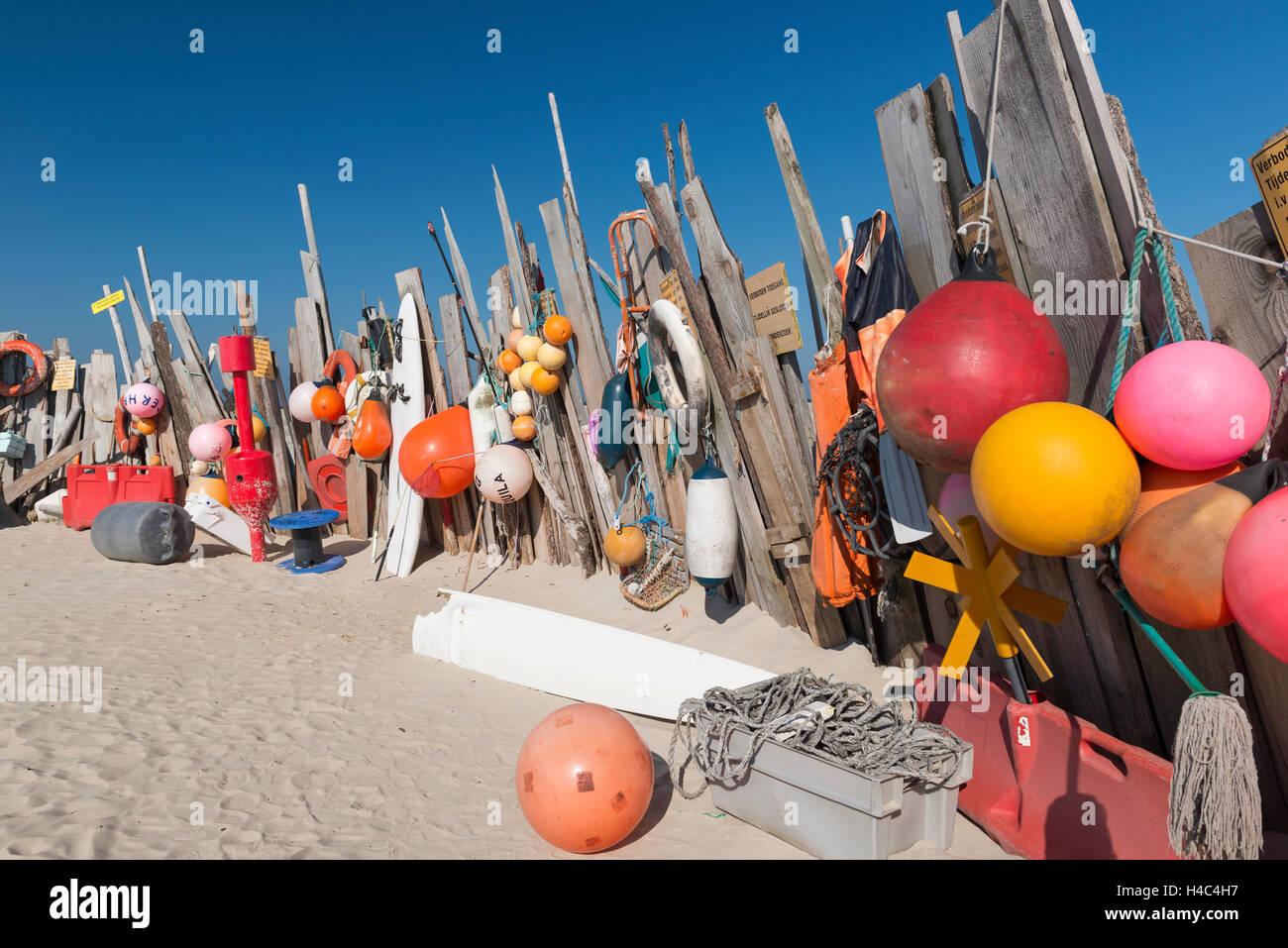Beachcomber trouve exposées près de la mer cottage sur ce qu'on appelle le Vliehorst banc de l'île de Wadden Vlieland Banque D'Images