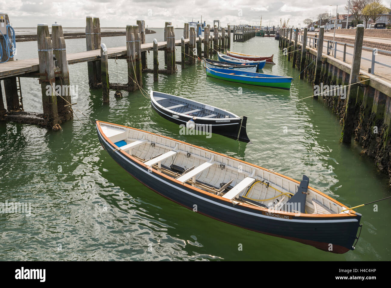 Les barques dans le port de West Terschelling sur l'île de Terschelling dans le nord des Pays-Bas Banque D'Images