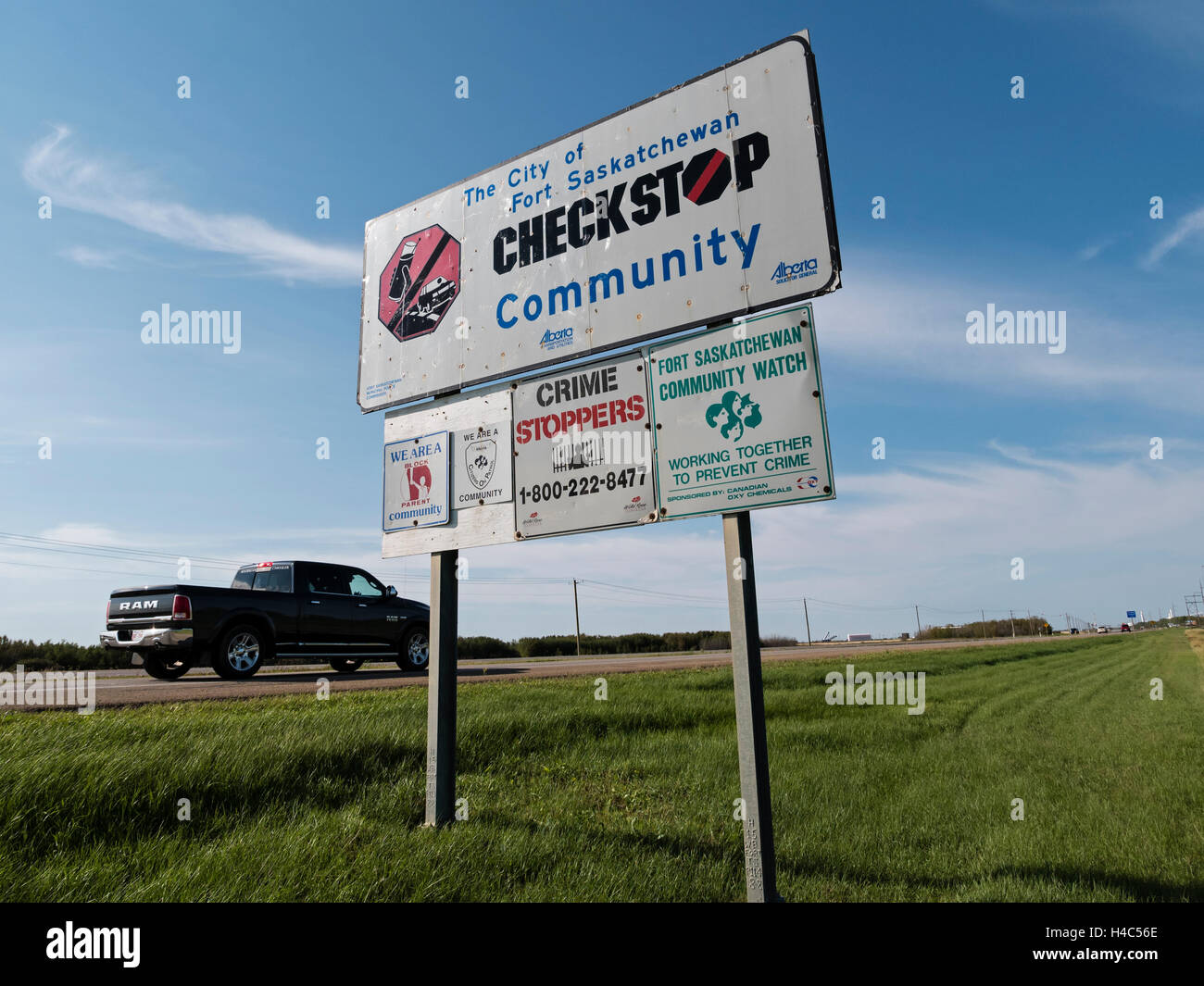 Community crime watch panneaux d'avertissement, Alberta Highway 15, Fort Saskatchewan, Alberta, Canada. Banque D'Images