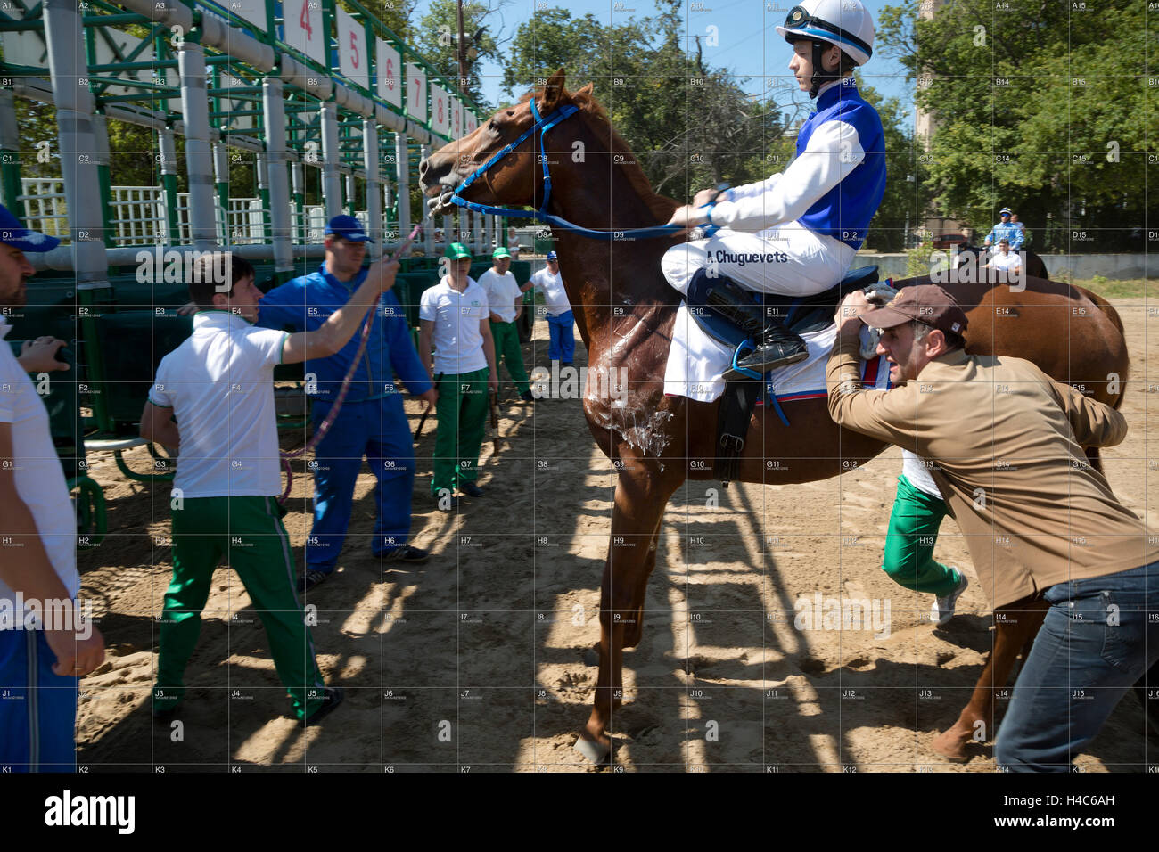 Les participants des courses de chevaux à l'Hippodrome central de Moscou, Russie Banque D'Images