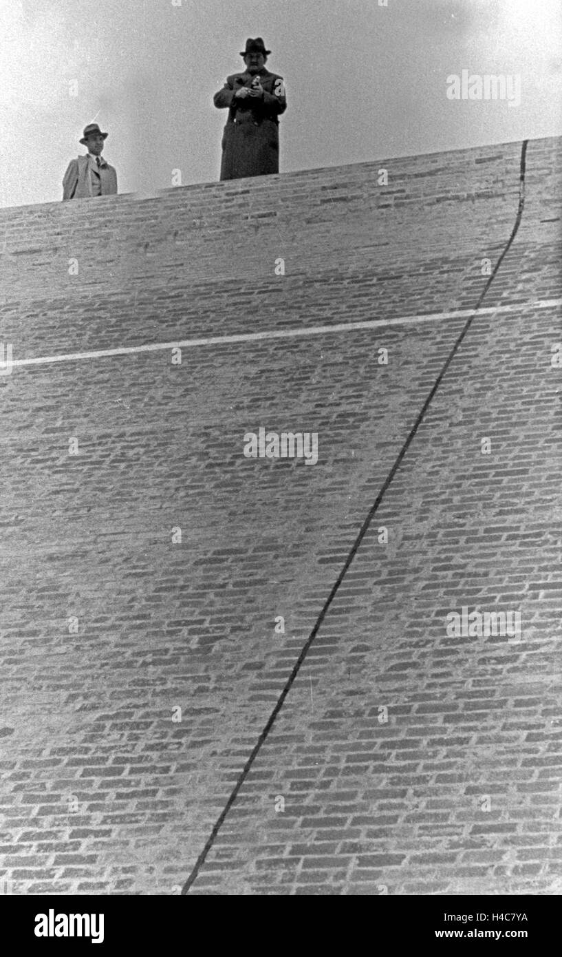 Der Deutsche Ingenieur Ferdinand Porsche beim Fotografieren AVUS an der Rennstrecke dans Berlin, Deutschland 1930er Jahre. Ingénieur et inventeur allemand Ferdinand Porsche à prendre des photos à l'Avus de Berlin, Allemagne 1930 Banque D'Images