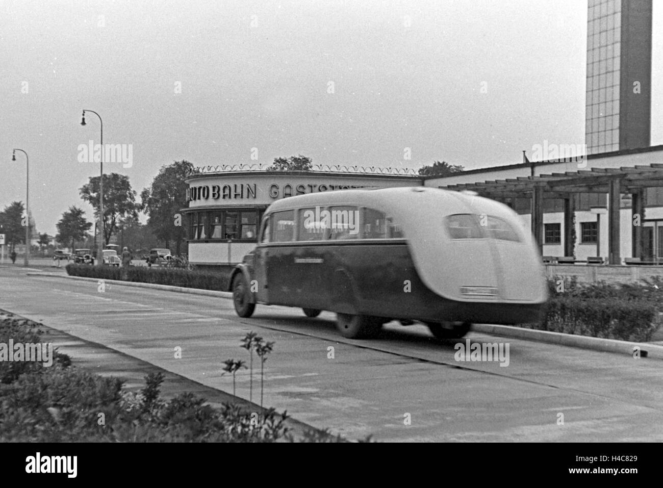 Bus fährt mit ein une Reichsautobahngaststätte vorbei, Deutschland 1930 er Jahre. Un bus passant une autoroute Reichsautobahn roadhouse, Allemagne 1930 Banque D'Images