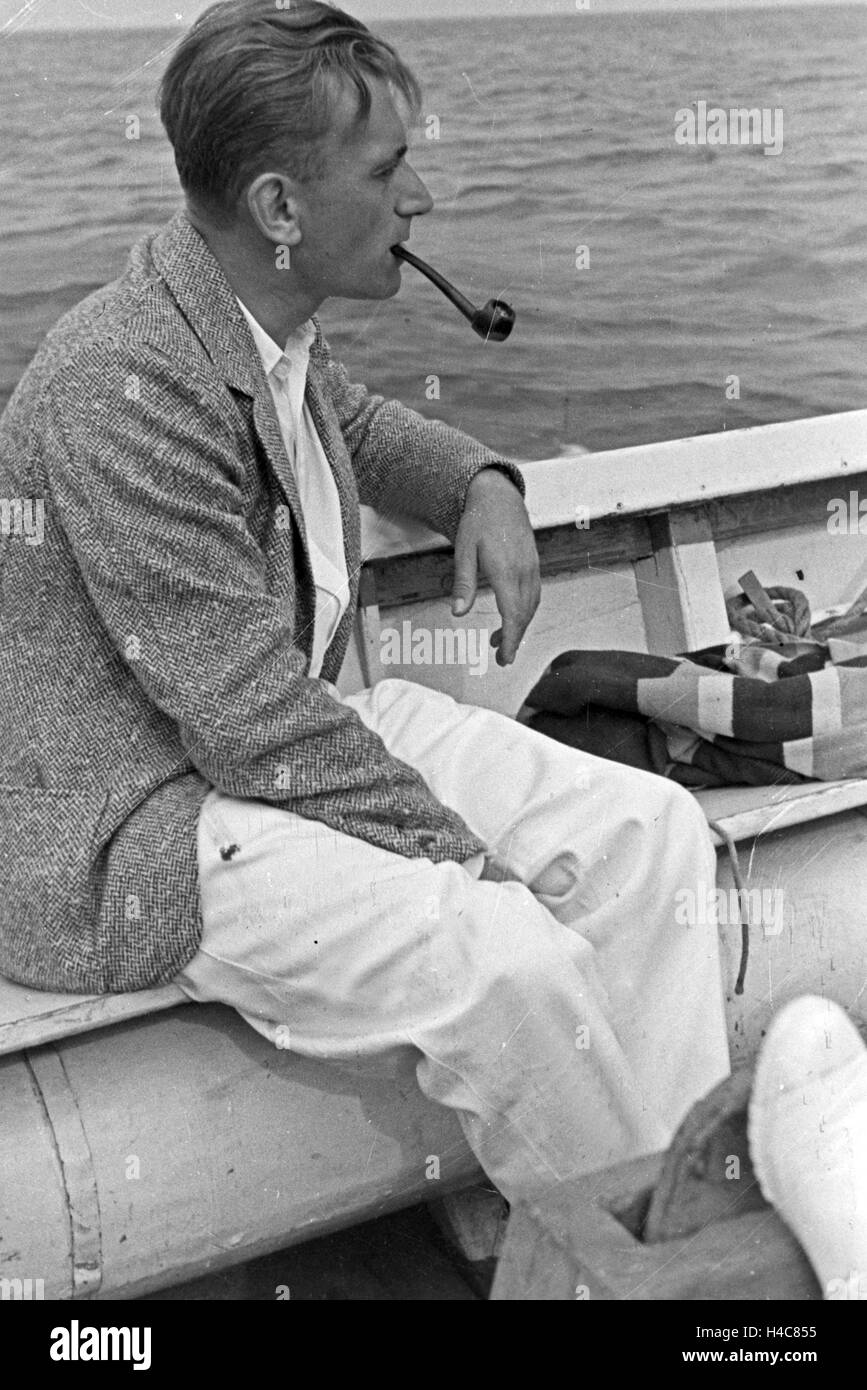 Dans un Segelbooit Urlauber auf der Ostsee, Deutschland 1930 er Jahre. Voyageur à bord d'un bateau à voile sur la mer Baltique, Allemagne 1930 Banque D'Images