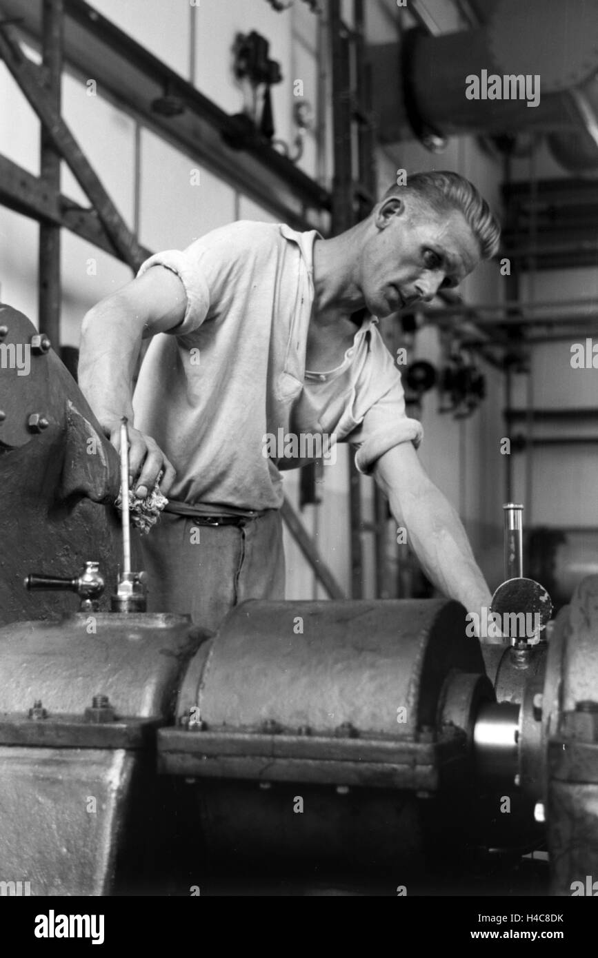 Eine Führung durch ein Fettsäurewerk à Witten, Deutsches Reich 1930er Jahre. Une visite guidée dans une usine d'acide gras à Witten, Allemagne 1930 Banque D'Images