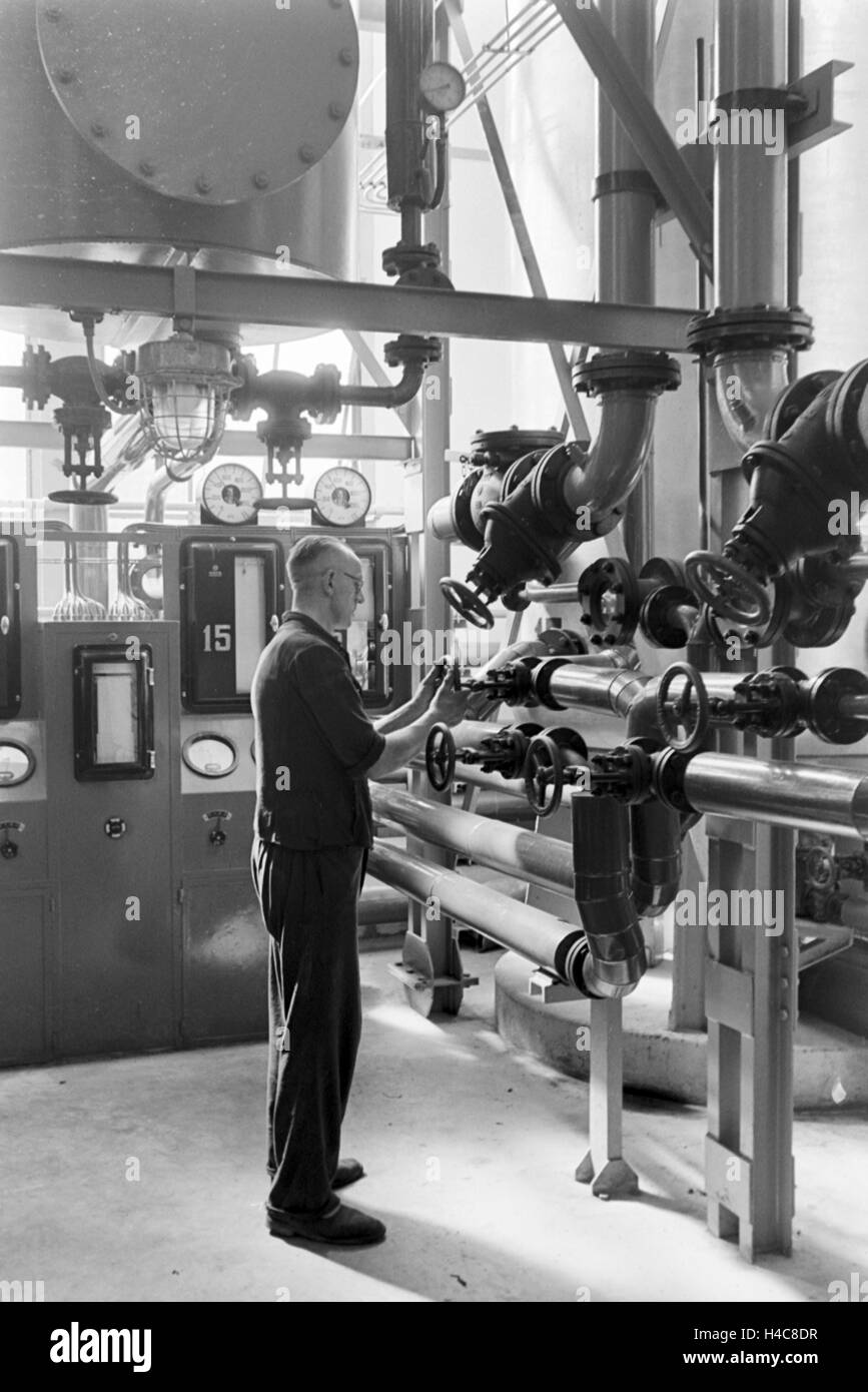 Eine Führung durch ein Fettsäurewerk à Witten, Deutsches Reich 1930er Jahre. Une visite guidée dans une usine d'acide gras à Witten, Allemagne 1930 Banque D'Images