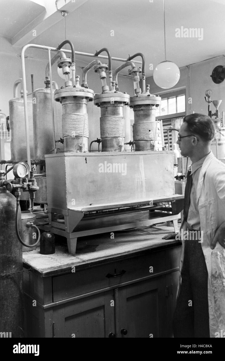 Eine Führung durch ein Fettsäurewerk à Witten, Deutsches Reich 1930er Jahre. Une visite guidée dans une usine d'acide gras à Witten, Allemagne 1930 Banque D'Images