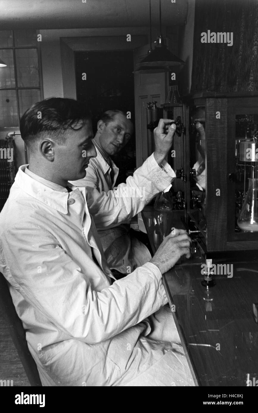 Eine Führung durch ein Fettsäurewerk à Witten, Deutsches Reich 1930er Jahre. Une visite guidée dans une usine d'acide gras à Witten, Allemagne 1930 Banque D'Images