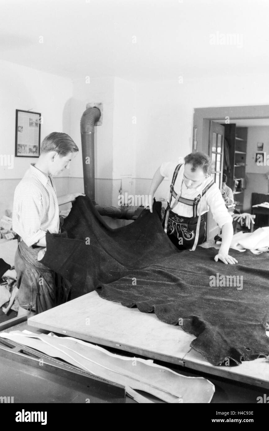 Ein Bad Tölzer Schneider bei der Planung von Lederhosen, Deutschland 1930 er Jahre. Un tailleur de Bad Tölz décisions Lederhosen, Allemagne 1930 Banque D'Images