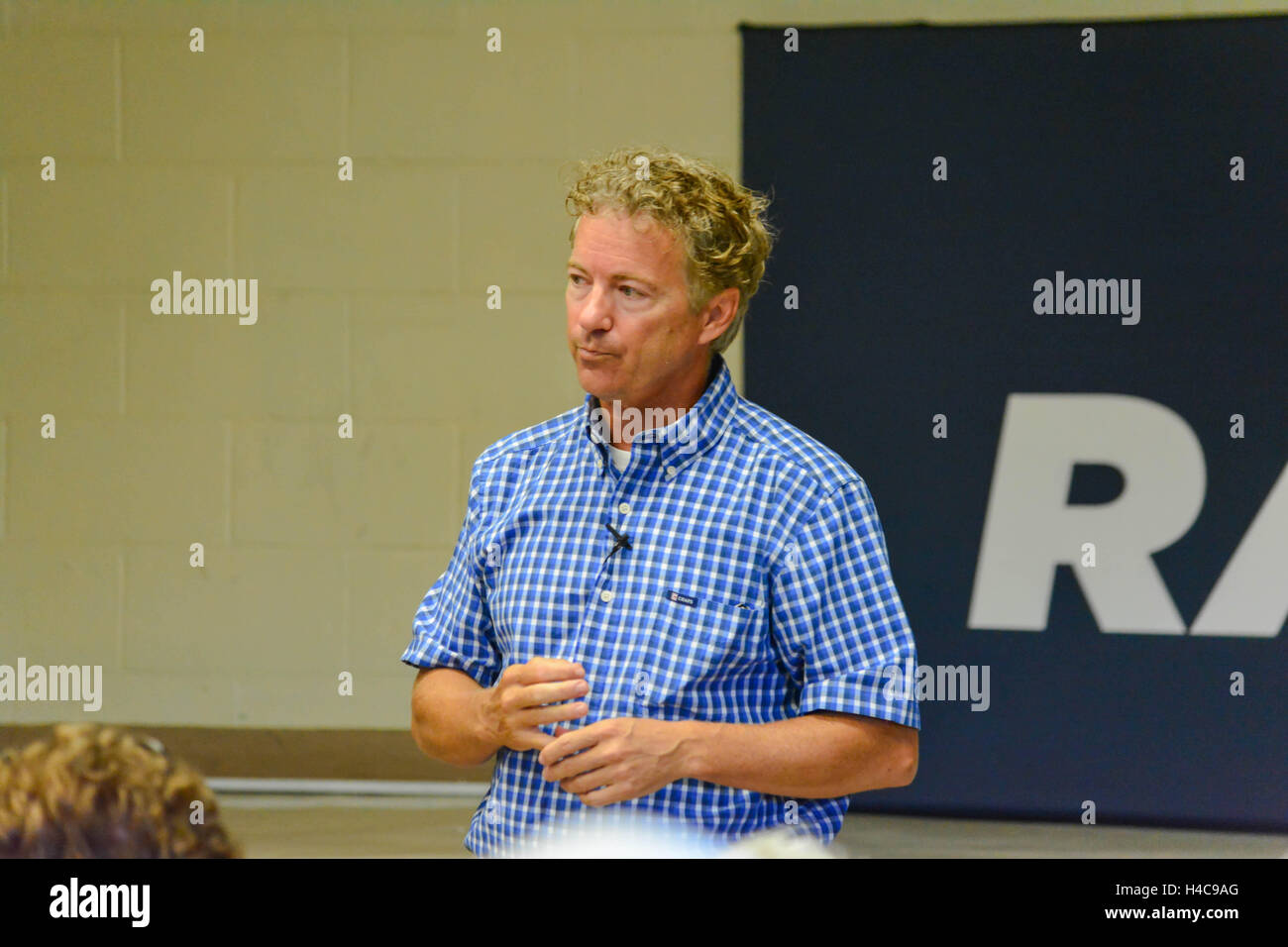 Le sénateur républicain du Kentucky Rand Paul traite de participants à un événement de ville de Louisville le 22 août 2016. L'événement a eu lieu à la Fern Creek Community Association et Chambre de Commerce. La sénateur Paul a parcouru tout au long de l'état à l'appui de sa campagne de réélection au Sénat après avoir suspendu sa course présidentielle au début de février. Banque D'Images