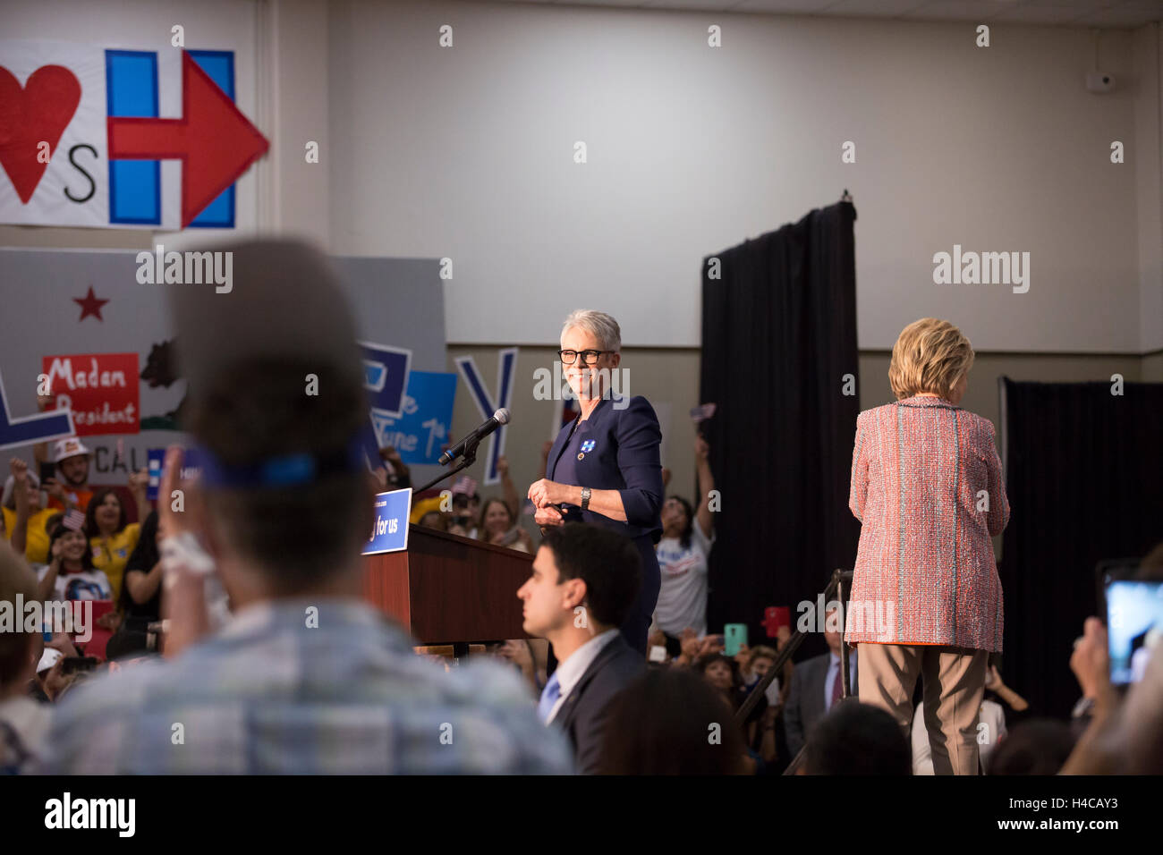 Acteur Jamie Lee Curtis (l) introduit Hillary Rodham Clinton lors d'un rassemblement avant de devenir le principal Califorina candidat démocrate dans sa course vers la présidence à Buena Park, CA, le 25 mai 2016. Banque D'Images