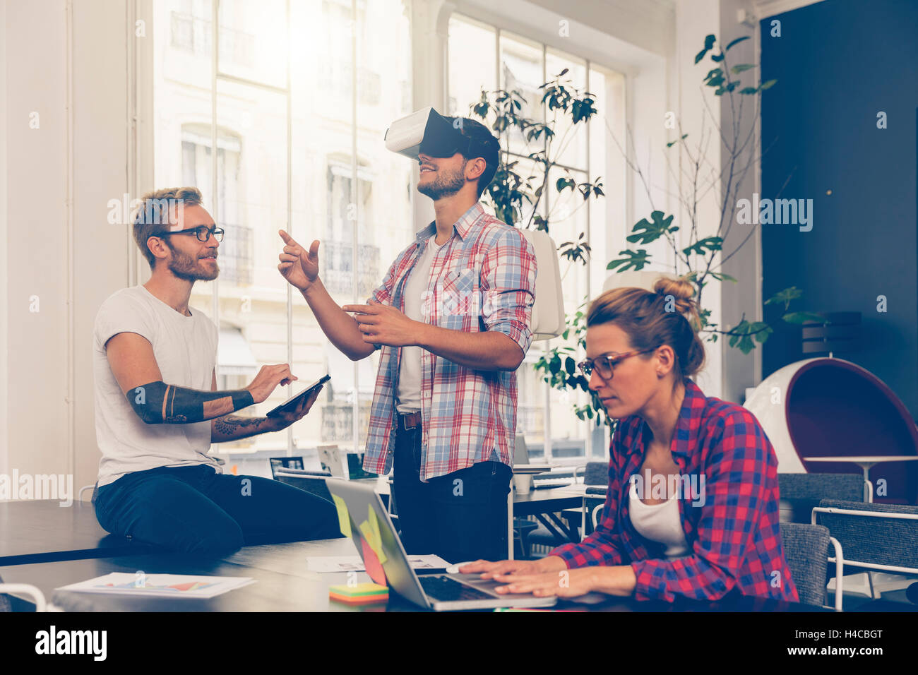 Les tests d'entrepreneurs de la technologie de la réalité virtuelle avec l'office. Banque D'Images