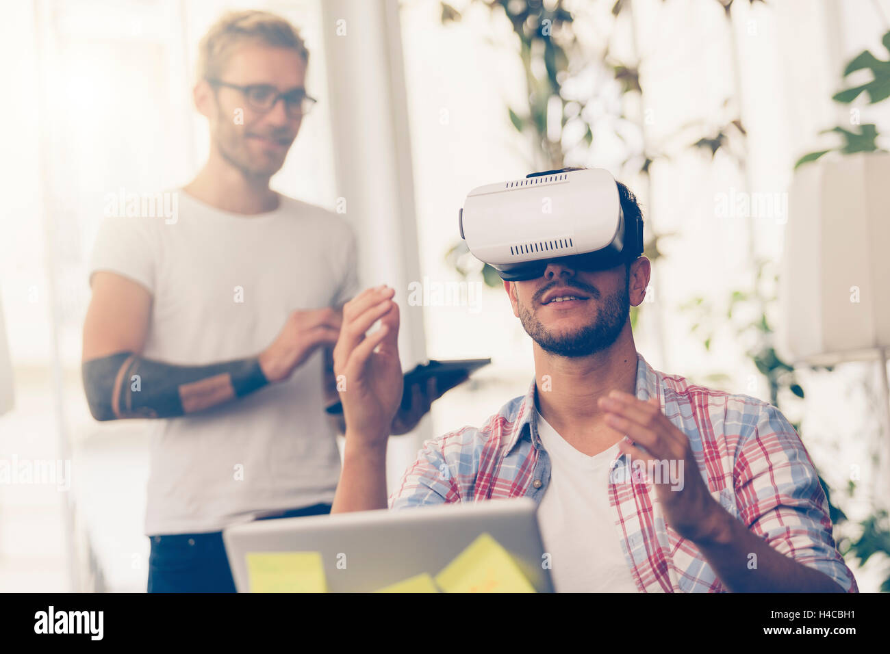 Les tests d'entrepreneurs de la technologie de la réalité virtuelle avec l'office. Banque D'Images