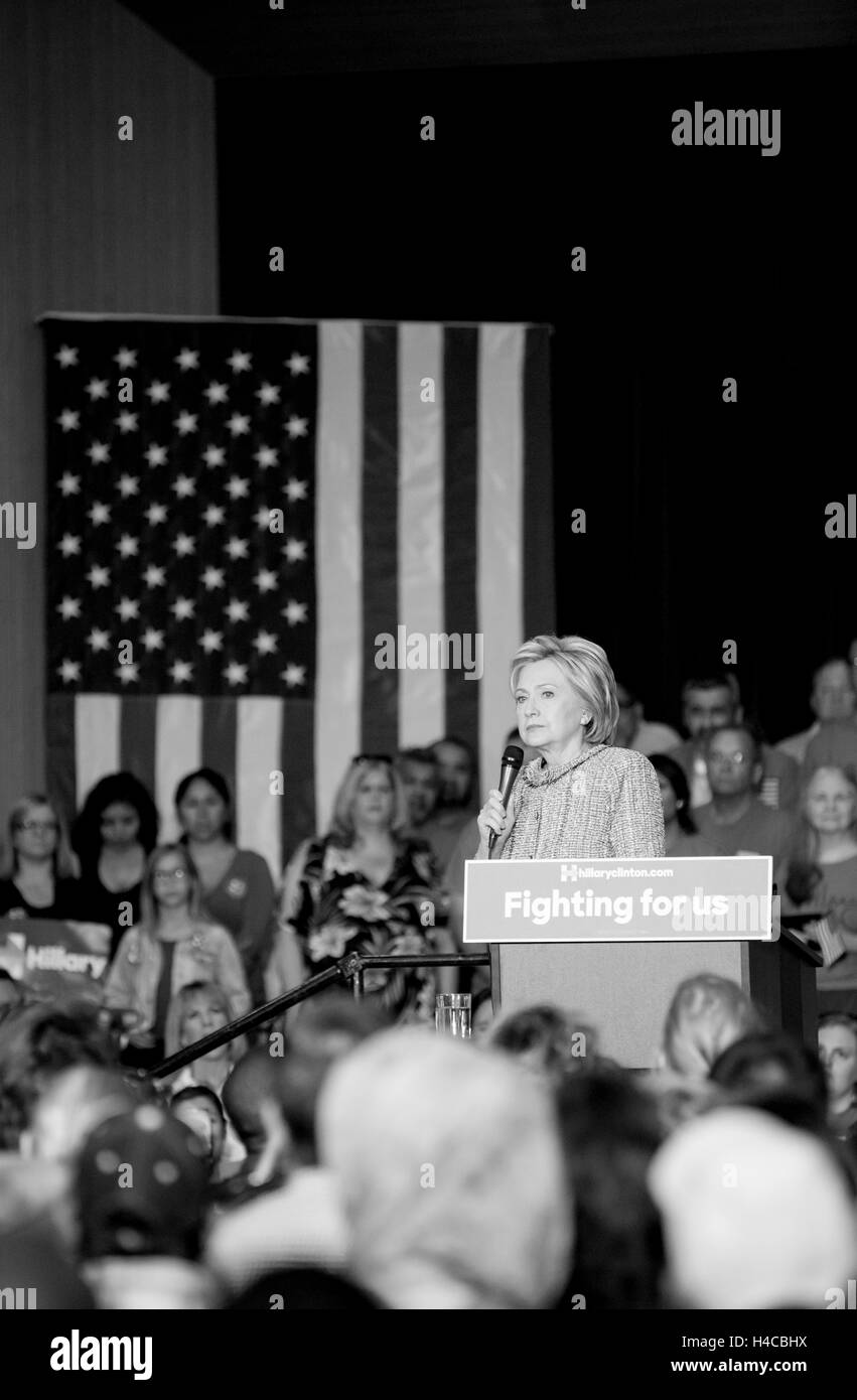 Hillary Clinton rallyes avant de devenir le principal Califorina candidat démocrate dans sa course vers la présidence le 25 mai 2016 à Buena Park, en Californie. Banque D'Images